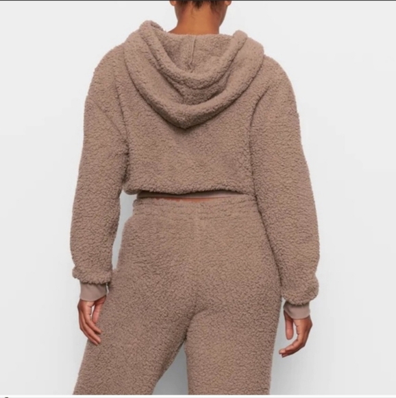 14. NWT SKIMS COZY KNIT TEDDY CROP FULL ZIP HOODIE IN DESERT SIZE XXS - Picture 4 of 9